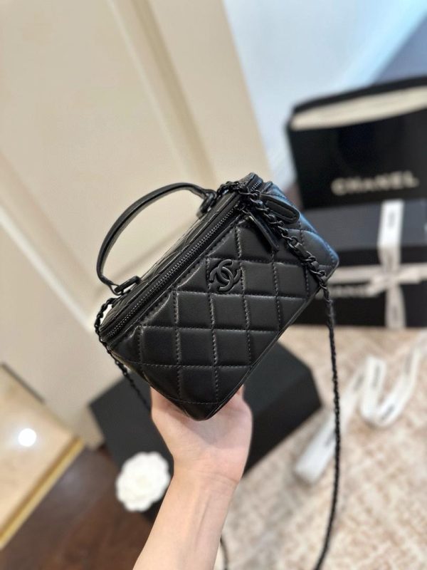 Chanel Quilted Small Top Handle Vanity Case With Chain in All Black 16*10*8 CM (Next to Original)
